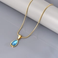 Detail van de blauwe waterdruppel hanger aan een goudkleurige slangenketting - Goud-Blauw