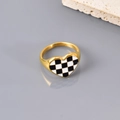 Detail van een 18K vergulde hartring met een zwart-wit dambordpatroon op het metaal - US 6 / Hart Schaakbord Stijl (Goud-J21)