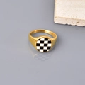 Macro-opname van 18K vergulde ring met een zwart-wit dambord hartpatroon op het vlak - US 6 / Rond Schaakbord Zegel Stijl (Goud-J30)