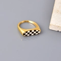 Detail van 18K vergulde hart dambord ring met zwart en wit emaille patroon op de top - US 6 / Ovaal Schaakbord Zegel Stijl (Goud-J36)