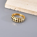 Detail van de 18K vergulde ring met zwart-wit dambordpatroon van emaille afwerking - US 6 / Zwart Wit Schaakbord Brede Band Stijl (Goud-J16)