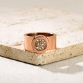 Detail van een rosé gouden brede ring met een ronde zetting van sprankelende zirkoon - US 5 / Brede Band Schijf Micro-pave Stijl (J71)