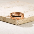 Detail van drielaagse roségouden ring met Romeinse cijfers, zwart emaille en kristallen - US 5 / Romeinse Cijfers Holle Stijl (J31)