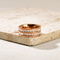 Detailopname van een 18k rose goud vergulde ring met dubbele rij vierkante zirkoon - US 5 / Dubbele Rij Vierkante Zirkonia Stijl (J16)