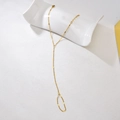Bracelet bague main minimaliste en or 18 carats avec fine chaîne et anneau sur socle blanc - Or 18K - Chaîne Gourmette Plate