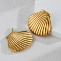 Élégantes boucles d'oreilles coquillage dorées en acier inoxydable poli à texture côtelée - Boucles d'Oreilles Clous Coquille Saint-Jacques (E820)