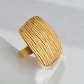 Anello geometrico minimalista in oro con superficie rettangolare a onde strutturate - Anello Rettangolare Texturizzato Ondulato (R758)