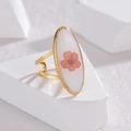 Anillo ajustable chapado en oro con base ovalada blanca y flor seca naranja real - Flor Seca Roja Ovalada (Estilo A)