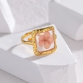 Anillo martillado dorado ajustable con cara cuadrada y una flor seca rosa auténtica - Flor Seca Rosa Cuadrada (Estilo D-Rosa)