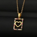 Squisita collana dorata con pendente rettangolare, zirconi colorati e cuore al centro - Stile Cuore Oro (DX20)