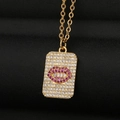Gouden rechthoekige hanger ketting met rode lippen patroon ingelegd met zirkoon - Goud Rode Lippen Stijl (CX38)