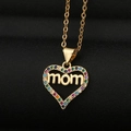 Gouden Mom hart hanger ketting met gekleurde zirkonia op een zwarte achtergrond - Goud mom Hart Stijl (CX30)