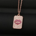 Roségouden vierkante hanger ketting met witte zirkonia en een sprankelend rood lippatroon - Roségoud Rode Lippen Stijl (CX38)