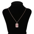 Detail der roségoldenen Hundemarke mit Lippen-Design aus rosa Zirkonia auf schwarzem Büste - Roségold