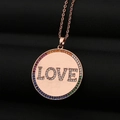 Gedetailleerde close-up van de roségouden LOVE-ketting met kleurrijke regenboogstenen - Roségoud LOVE Ronde Plaat Stijl (CX31)