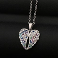 Kleurrijke kristallen engelenvleugel hart hanger ketting op zwart lederen achtergrond - Zilver Gekleurde Vleugels Hart Stijl (CX27)
