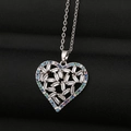 Elegante ketting met hol hartvormig hanger en gekleurde stenen op zwarte textuur - Zilver Hol Hart Stijl (CX32)