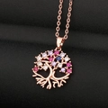Roségouden Levensboom ketting met kleurrijke zirkoonstenen op een zwarte achtergrond - Roségoud Gekleurde Levensboom Stijl (CX12)