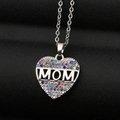 Zilveren hart MOM ketting met kleurrijke strassteentjes op zwarte leren achtergrond - Zilver mom Hol Hart Stijl (CX20)
