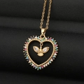 Gouden hartvormige ketting met kleurrijke strasstenen en vogelhanger op zwarte leren achtergrond - Goud Hartvogel Stijl (CX17)