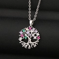 Zilveren levensboom ketting met kleurrijke zirkoonstenen op zwarte display achtergrond - Zilver Gekleurde Levensboom Stijl (CX12)