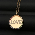 Gouden LOVE hanger ketting met regenboogstenen op een zwarte achtergrond luxe - Goud LOVE Ronde Plaat Stijl (CX31)