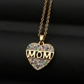 Gouden MOM-harthanger ketting met gekleurde kristallen op een zwarte lederen achtergrond - Goud mom Hol Hart Stijl (CX20)