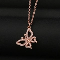 Roségouden vlinder hanger ketting met zirkonia steentjes op zwarte achtergrond - Roségoud Vlinder Stijl (CX37)