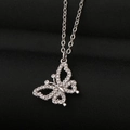 Zilveren vlinder hanger ketting met zirkonia micro-pave op een zwarte ondergrond - Zilver Vlinder Stijl (CX37)