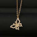 Elegante goudvergulde vlinder hanger ketting met pavé zirkonia op zwarte lederen achtergrond - Goud Vlinder Stijl (CX37)