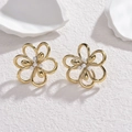 Élégantes boucles d'oreilles fleurs ajourées dorées avec perles blanches sur fond texturé - Style de Fleur à Cinq Perles Évidé Doré (OLBE645)