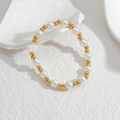 Schickes Armband aus Perlen und Goldperlen mit einem kleinen Stern-Anhänger - Stern Charm Perlenarmband (OLBB1093-wjx)