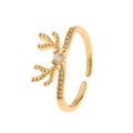 Detailansicht eines vergoldeten Rentiergeweih-Rings mit einem funkelnden zentralen Zirkon - Einstellbar Offen / Geweih