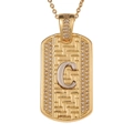 Detalle del colgante de placa dorada con textura tejida y letra C de cristal brillante - Letra C Con Cadena