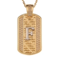 Primer plano del colgante de placa dorada con letra F e incrustaciones de cristal - Letra F Con Cadena