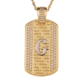 Detalle de colgante de placa dorada con letra G incrustada y bordes de circonitas - Letra G Con Cadena