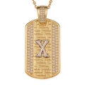 Primer plano del collar de chapa dorada con textura tejida y letra X engastada con diamantes - Letra X Con Cadena