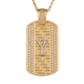 Detalle de un colgante de placa dorada con letra Y incrustada y brillantes diamantes - Letra Y Con Cadena
