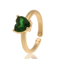 Détail d'un cristal vert en forme de cœur sur une bague ajustable dorée à quatre griffes - Ouvert Réglable / Vert