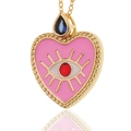 Macro-opname van de hartvormige boze oog hanger met roze emaille en rode edelsteen - Roze