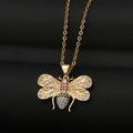 Gouden bijenketting met veelkleurige edelstenen en zirkonia-vleugels op zwart - Strass Bij Stijl (DX22)