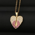Gouden hartvleugel hanger ketting met witte en roze zirkonia steentjes op fijne ketting - Goud Hartvleugels Stijl (CX36)