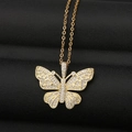 Gouden vlinder hanger ketting met micro-ingelegde zirkonia op zwarte lederen achtergrond - Goud Volledig Diamant Vlinder Stijl (CX16)