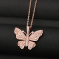 Fonkelende roségouden vlinder hanger ketting met zirkonia op zwart leren achtergrond - Roségoud Volledig Diamant Vlinder Stijl (CX16)
