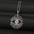 Zilveren boze oog hanger ketting met gekleurde zirkonia op een zwart display plateau - Zilver Gekleurde Radiale Ronde Stijl (CX14)