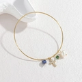 Bracelet jonc en or 18 carats avec croix, perle baroque et perles de cristal - Style Croix Perle Verte et Bleue (OLBB1224-lvlan)