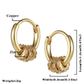 Dettaglio di orecchini geometrici placcati oro con perle in zircone e misure precise - Stile Cerchio Huggie a Tre Anelli (E148)