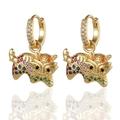 Detalle macro de pendientes de león dorado de la suerte con circonitas de colores vivos - León Multicolor