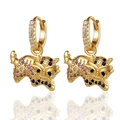 Detalle de pendientes de tigre de lujo bañados en oro con micro-pavé de circonitas de colores - Tigre Púrpura Claro