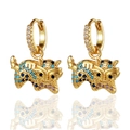 Detalle de pendientes de tigre dorados con circonitas de colores y pavé de piedras blancas - Tigre Azul